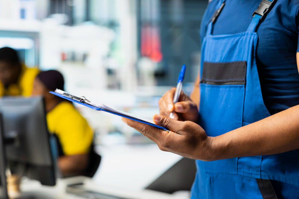 Técnico registrando ordem de serviço — gestão de atendimentos e OS para empresas de serviço